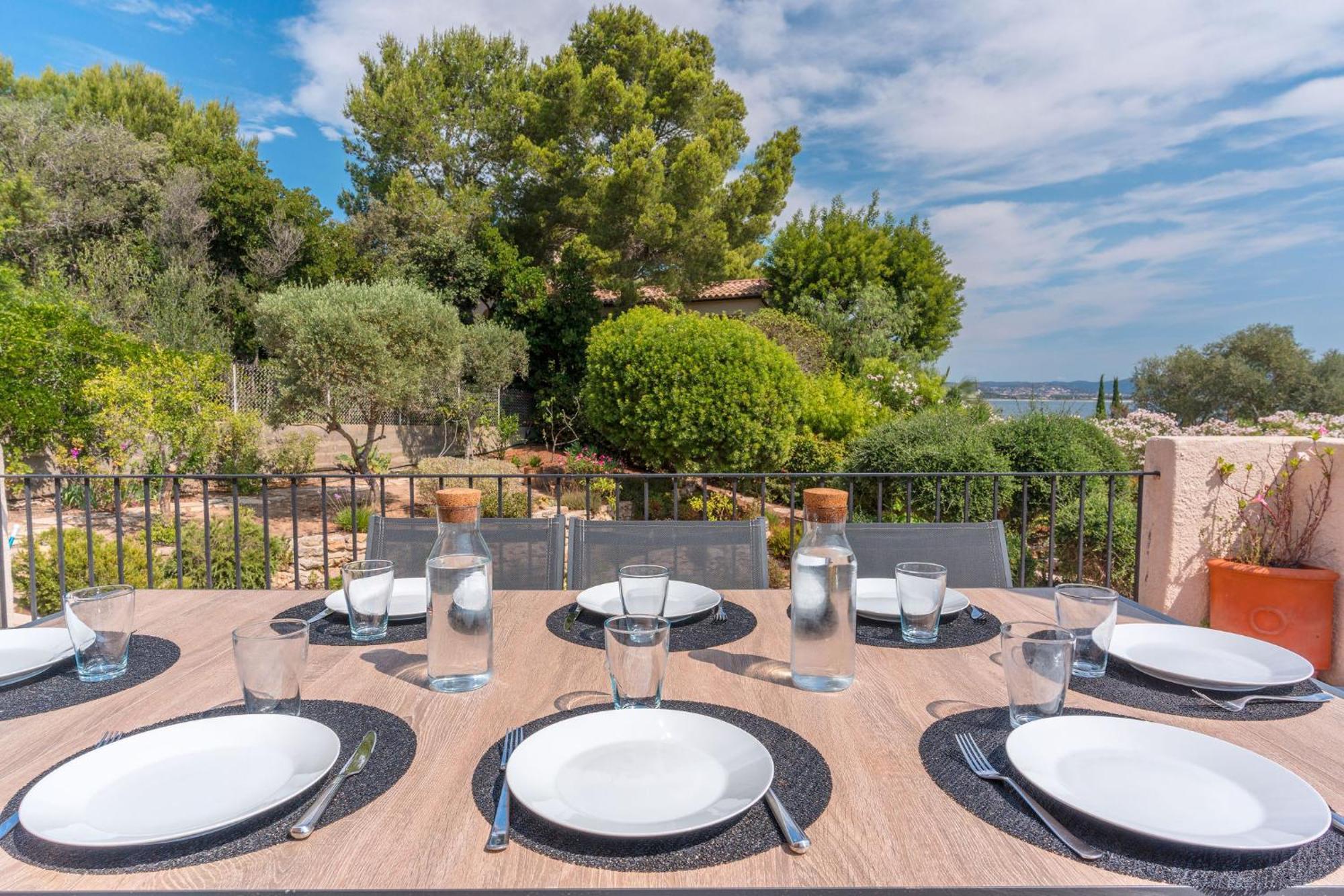 Vue Presqu'ile De Giens Avec Piscine Hyères